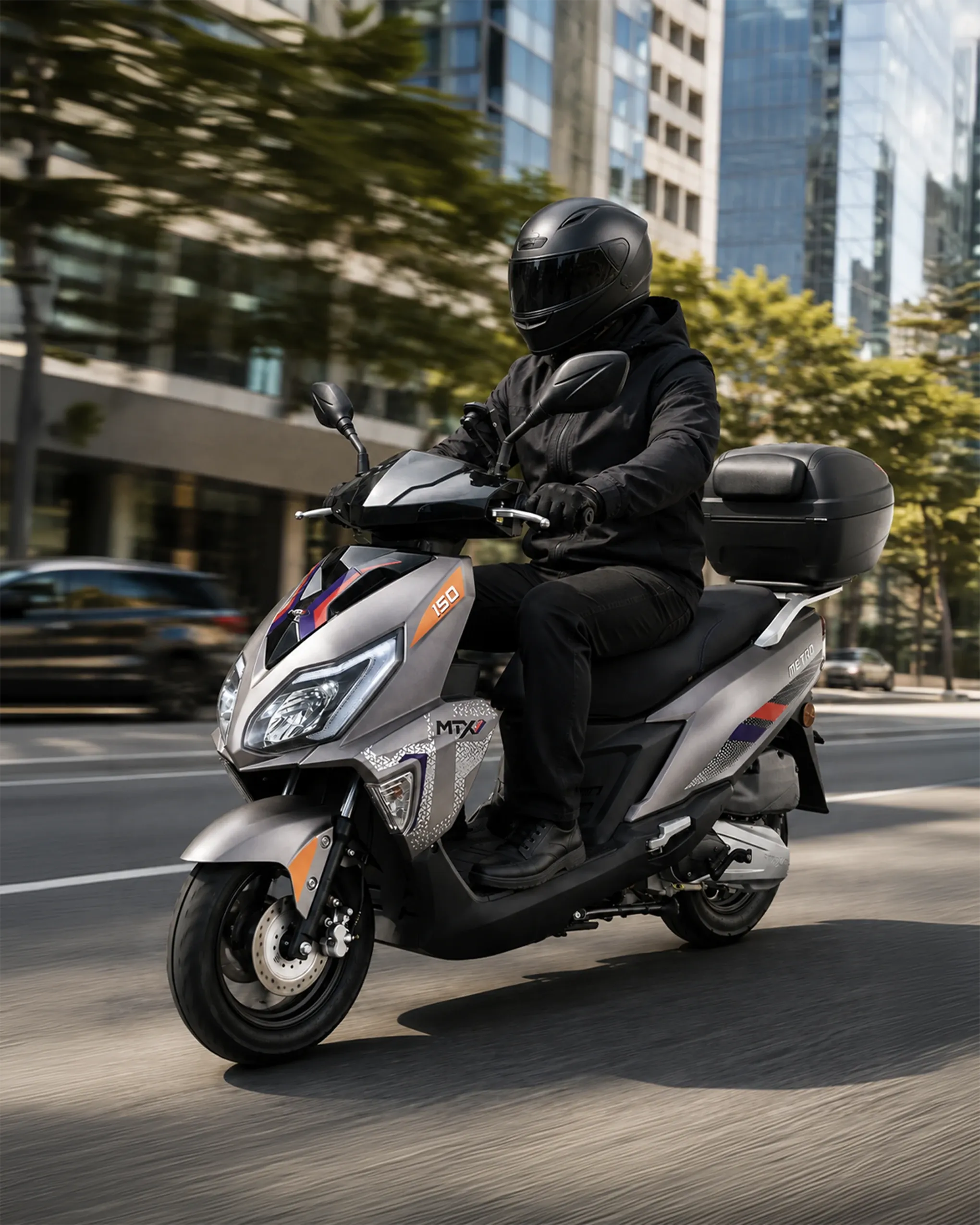 Piloto en un scooter MTX Metro 150 por la ciudad