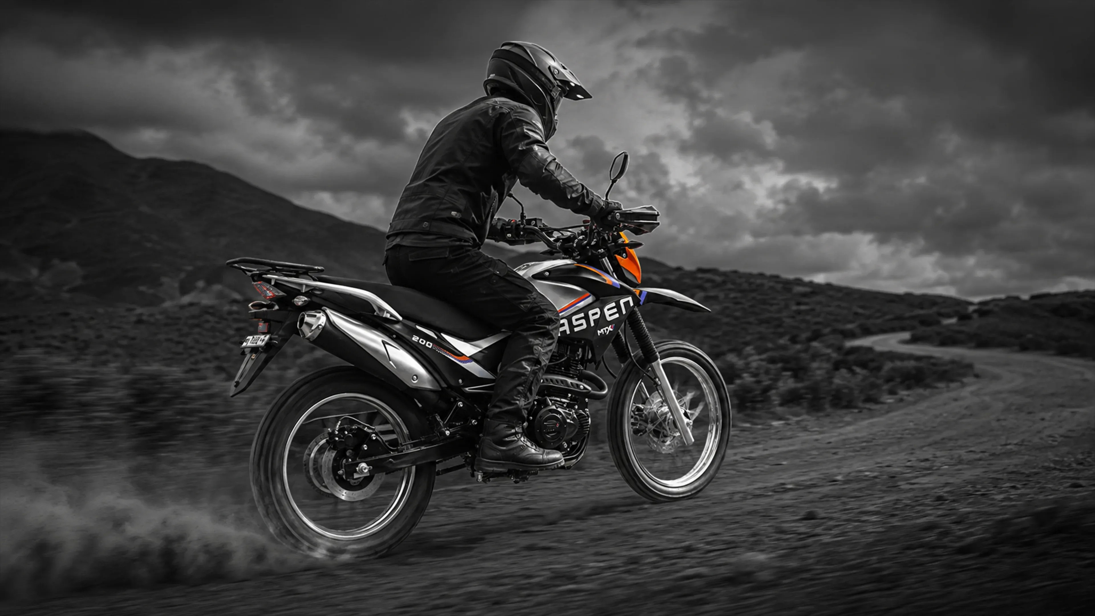 Piloto MTX en una Aspen 200 por un camino de montaña