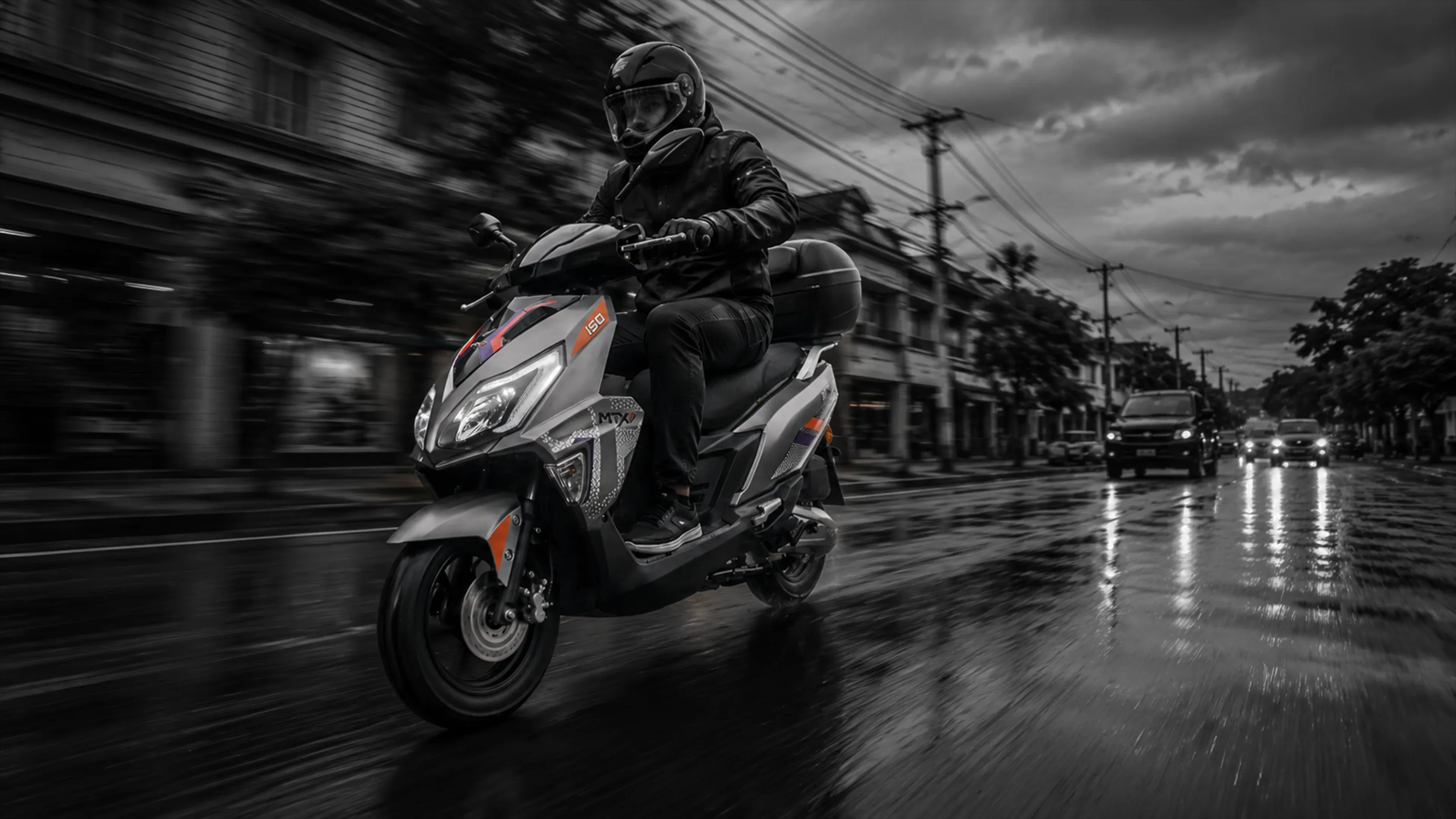 Piloto MTX en scooter por una calle mojada